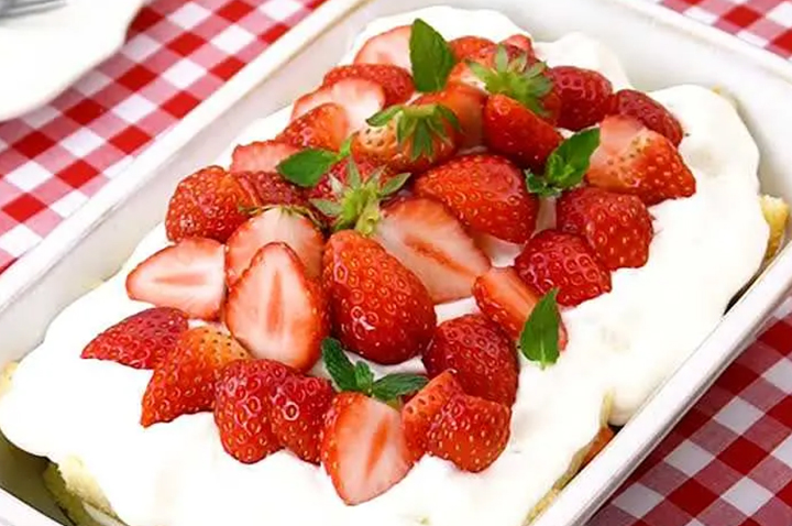 重ねるだけでお手軽かわいい♪ いちごのスコップケーキ
