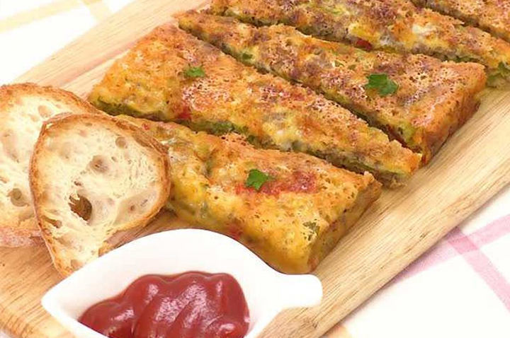 こんがりチーズが食欲そそる♪ パプリカのチーズオムレツ