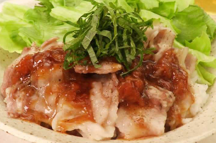 さっぱりソースが決め手！ 蒸し豚の梅レタス丼