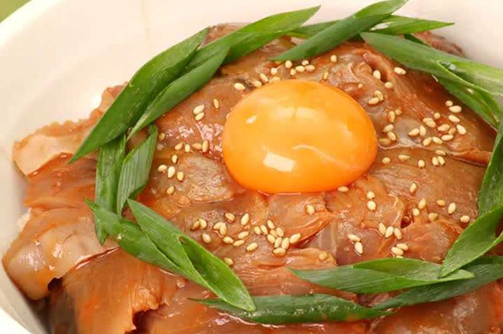 がっつり栄養満点！ カツオのスタミナ漬け丼