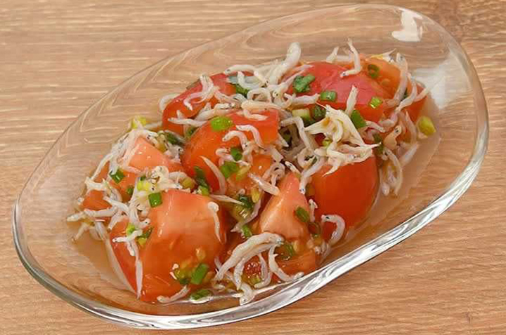 食卓に爽やかさをプラス！ しらすとトマトのさっぱりマリネ