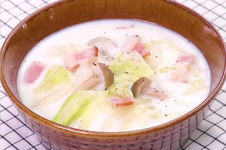 あっさり優しい♪ キャベツとベーコンのクリームスープ