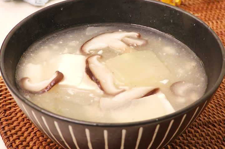 体に優しい味！ くずし豆腐と冬瓜のスープ