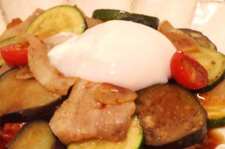 暑い夏もこれで一発！豚肉と夏野菜のうま辛スタミナ炒め