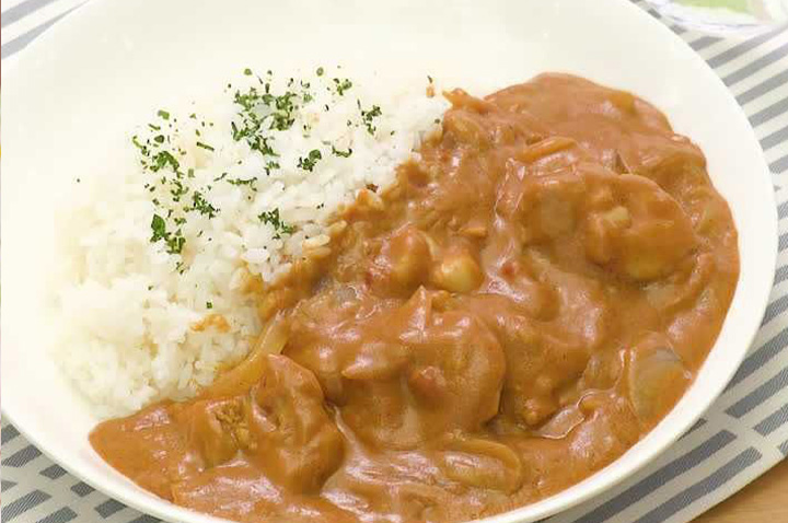 お手軽に作れる！牛乳とバターのチキンカレー