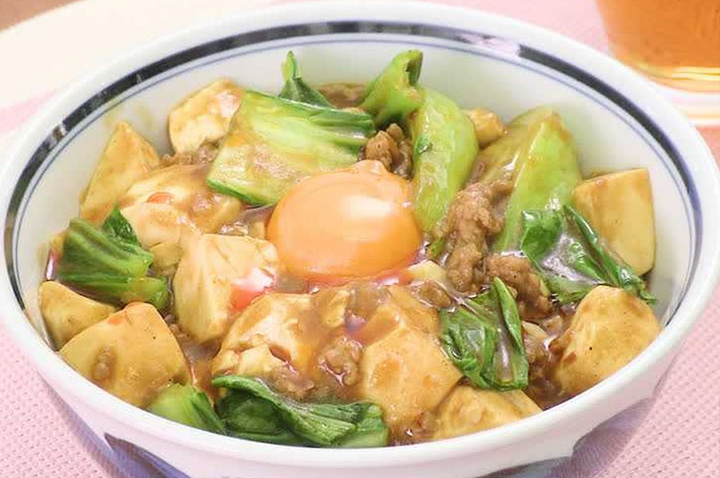 カレールウで簡単に♪チンゲン菜のカレー麻婆丼