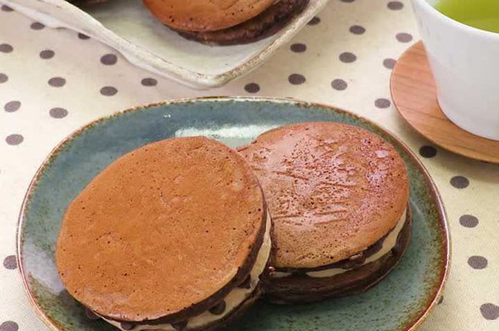 もっちもちであとを引く♪ チョコホイップ餅どら焼き