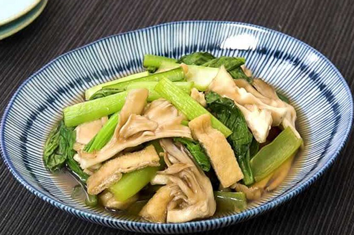 旨味たっぷり♪ 小松菜とまいたけのレンジ煮浸し