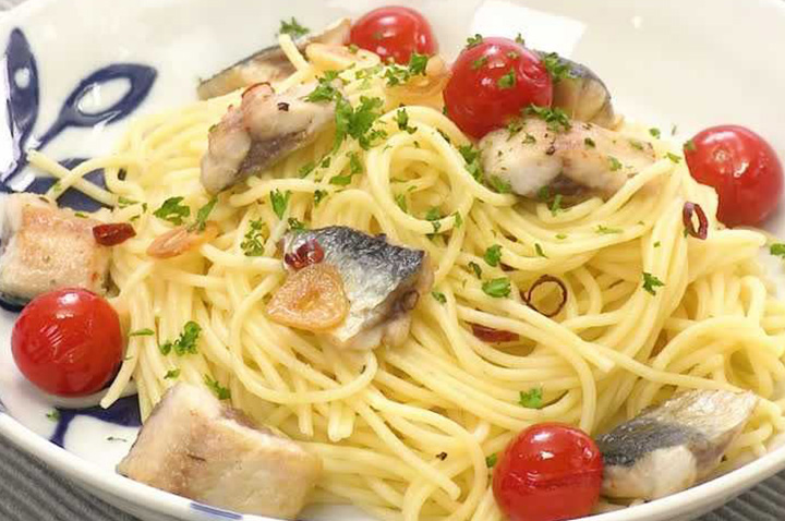 シンプルな味わい！ イワシとトマトのオイルパスタ