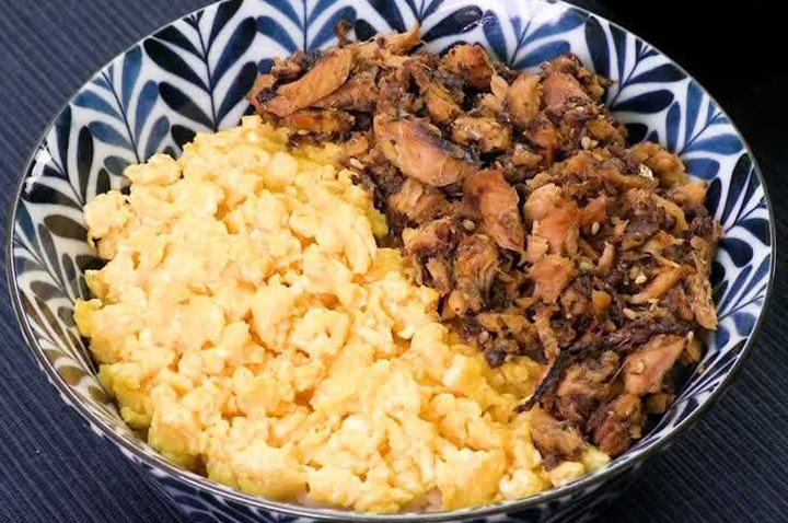 簡単味付け♪ イワシ缶の2色そぼろ丼