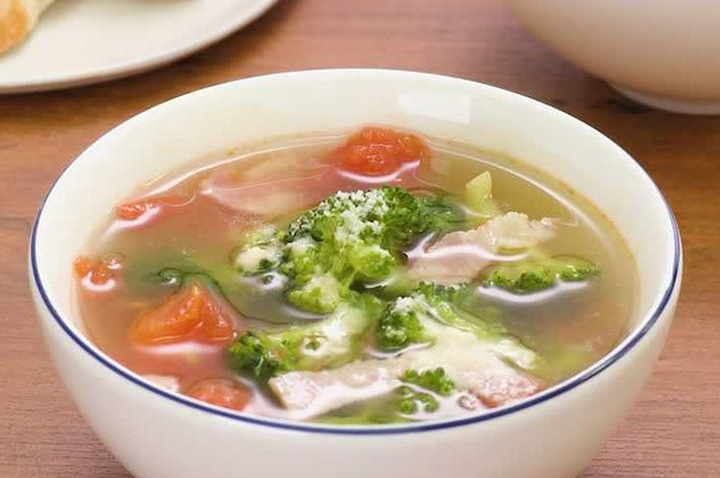 彩り鮮やか! ブロッコリーとトマトのコンソメスープ