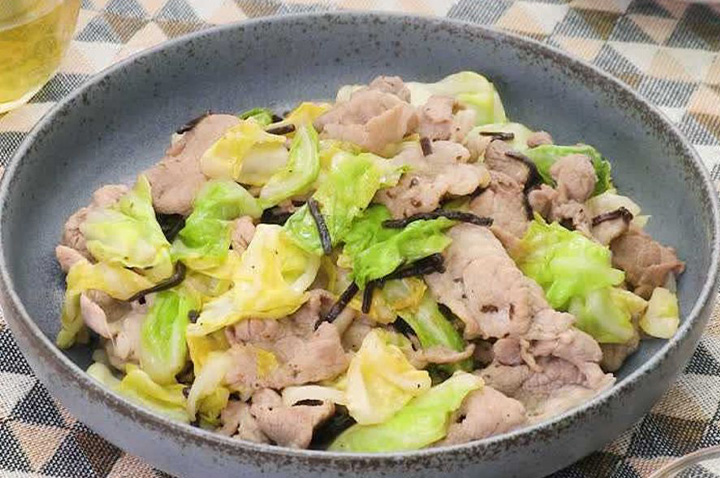 味付け簡単！豚こまと春キャベツの塩昆布炒め