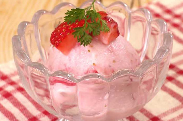 いちごの時期におすすめ！ いちごミルクアイス