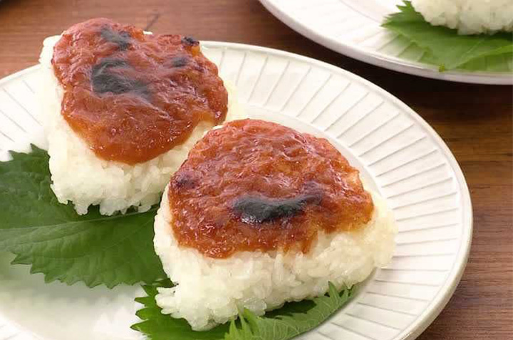 香ばしい味わい！梅みそ焼きおにぎり