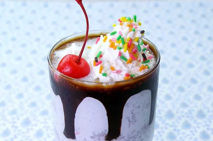 レトロな見た目がかわいい！チョコミントシェイク