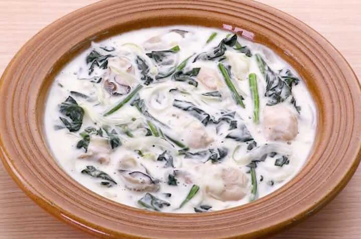 寒い日におすすめ！ほうれん草と牡蠣のクリーム煮